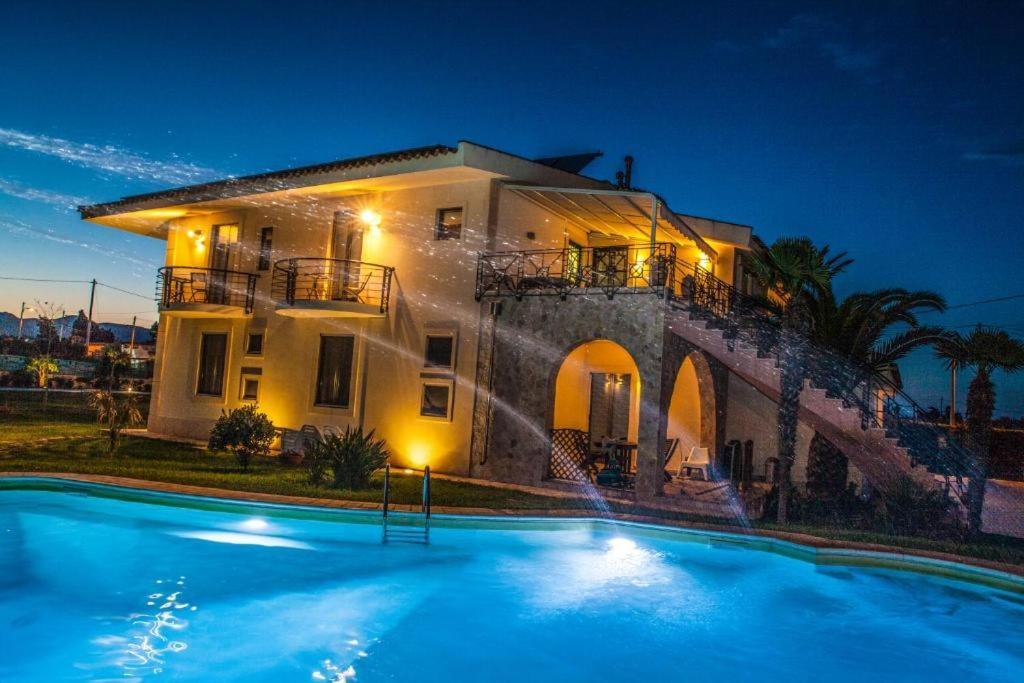 Libeccio With Shared Swimming Pool, At 200 Meters From The Beach, Solarium And Private Parking
