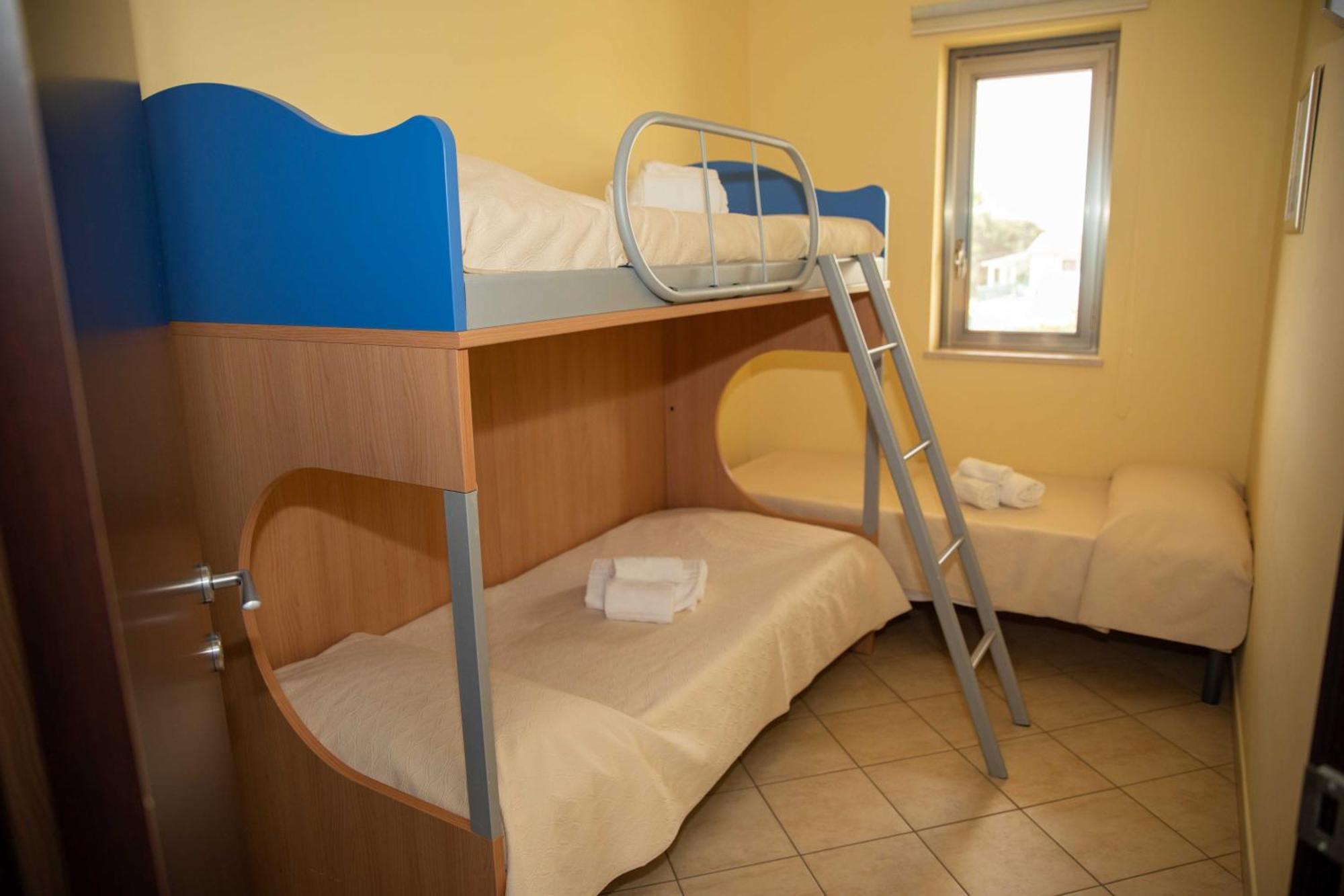 Libeccio With Shared Swimming Pool, At 200 Meters From The Beach, Solarium And Private Parking Holiday home Avola