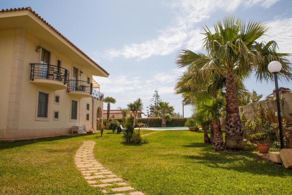 Libeccio With Shared Swimming Pool, At 200 Meters From The Beach, Solarium And Private Parking Holiday home