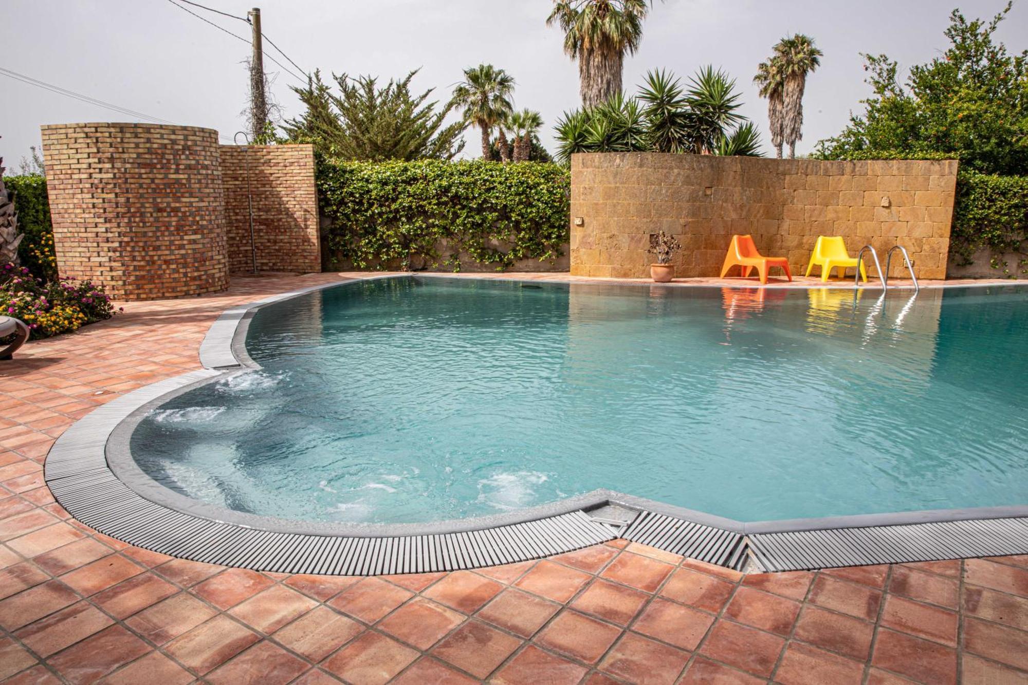 Libeccio With Shared Swimming Pool, At 200 Meters From The Beach, Solarium And Private Parking * Avola