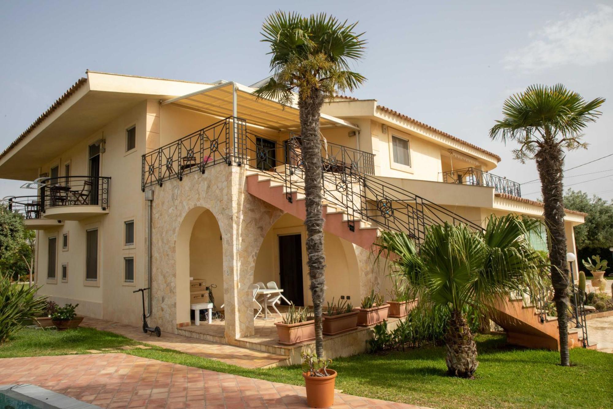 Libeccio With Shared Swimming Pool, At 200 Meters From The Beach, Solarium And Private Parking Holiday home Avola