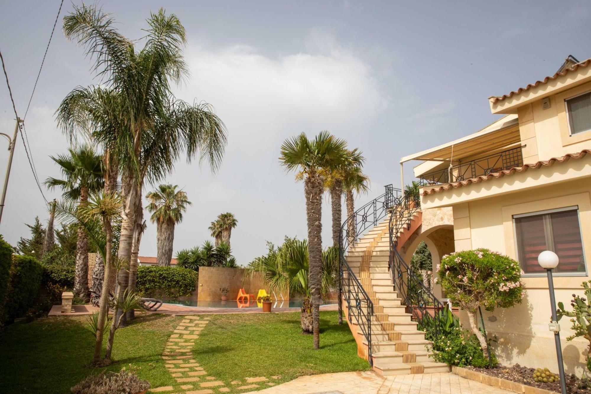 Libeccio With Shared Swimming Pool, At 200 Meters From The Beach, Solarium And Private Parking Holiday home